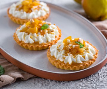 Mini Tarts with Skyr Cream, Pears, and Cashews