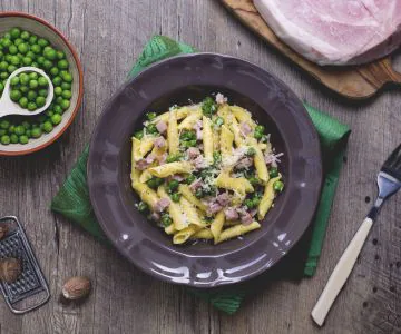 Garganelli with cream, ham and peas