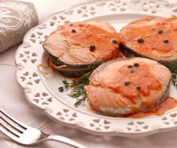 Salmon medallions with green pepper