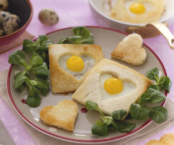 Quail Eggs in Bread Heart
