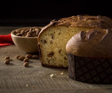Panettone with figs and almonds