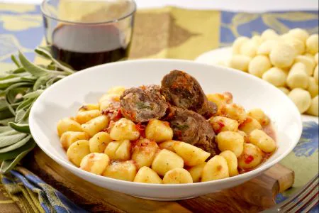 Gnocchi with Useleti (Gnocchi with meat rolls)
