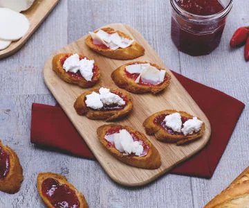 Crostini with ricotta and chili pepper jam
