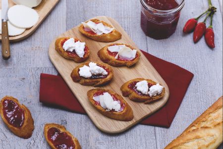 Crostini with ricotta and chili pepper jam