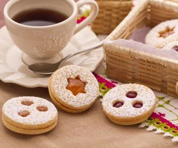 Tyrolean cookies with strawberry jam