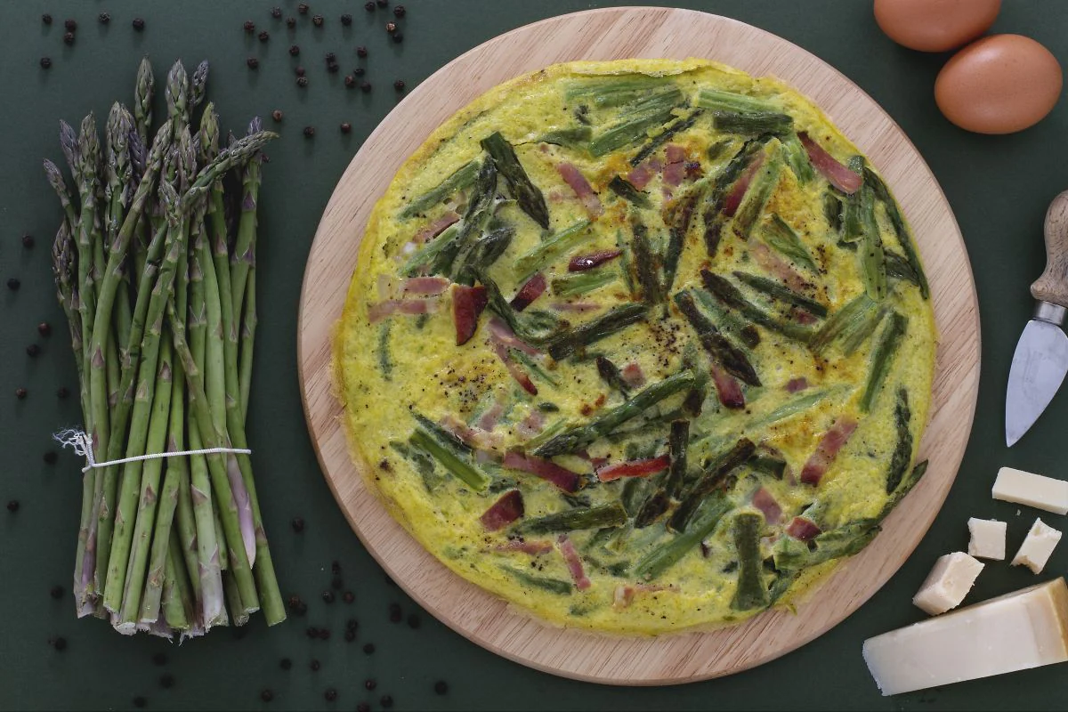 Omelette with wild asparagus and speck