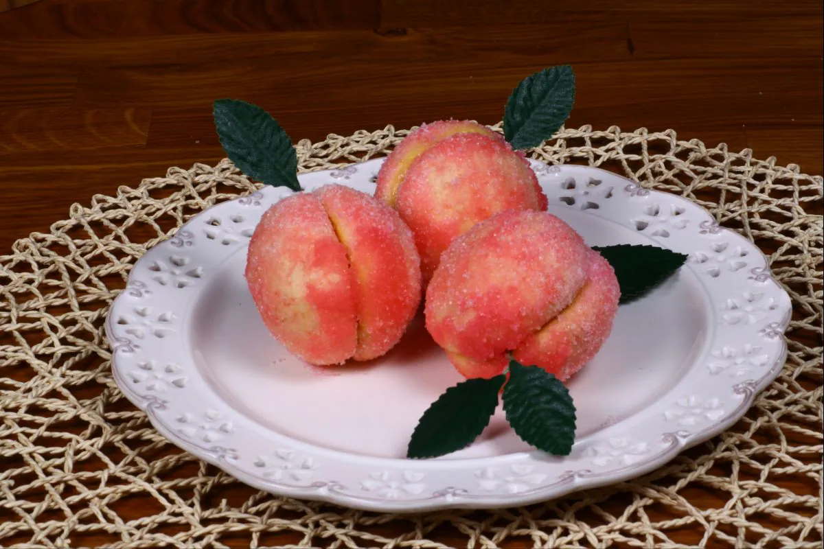 Fake peaches with alchermes