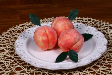 Fake peaches with alchermes