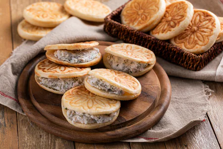 Crescentine (or tigelle) with cunza