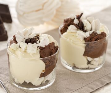 Mascarpone cup with chocolate and meringues
