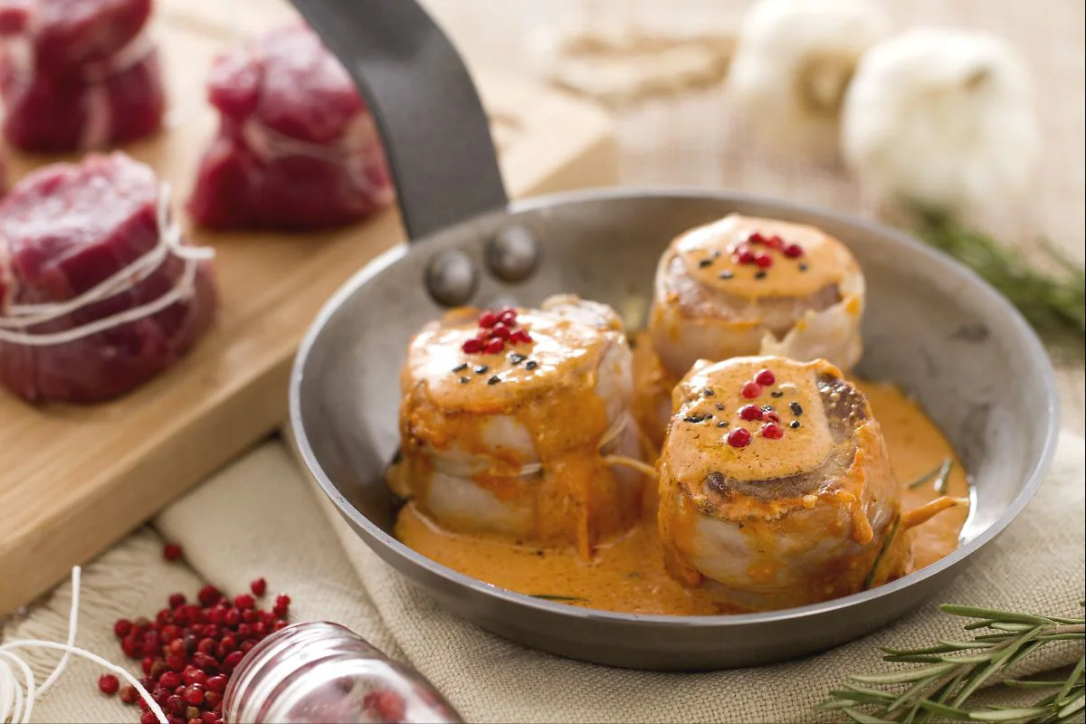 Tournedos with pink pepper and black salt from Hawaii