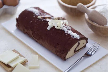 Cocoa roll with white chocolate cream
