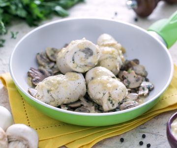 Chicken rolls with mushrooms and mustard sauce