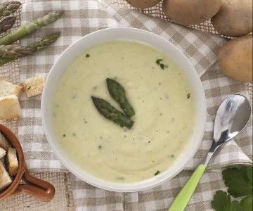 Cream of asparagus and potatoes with croutons
