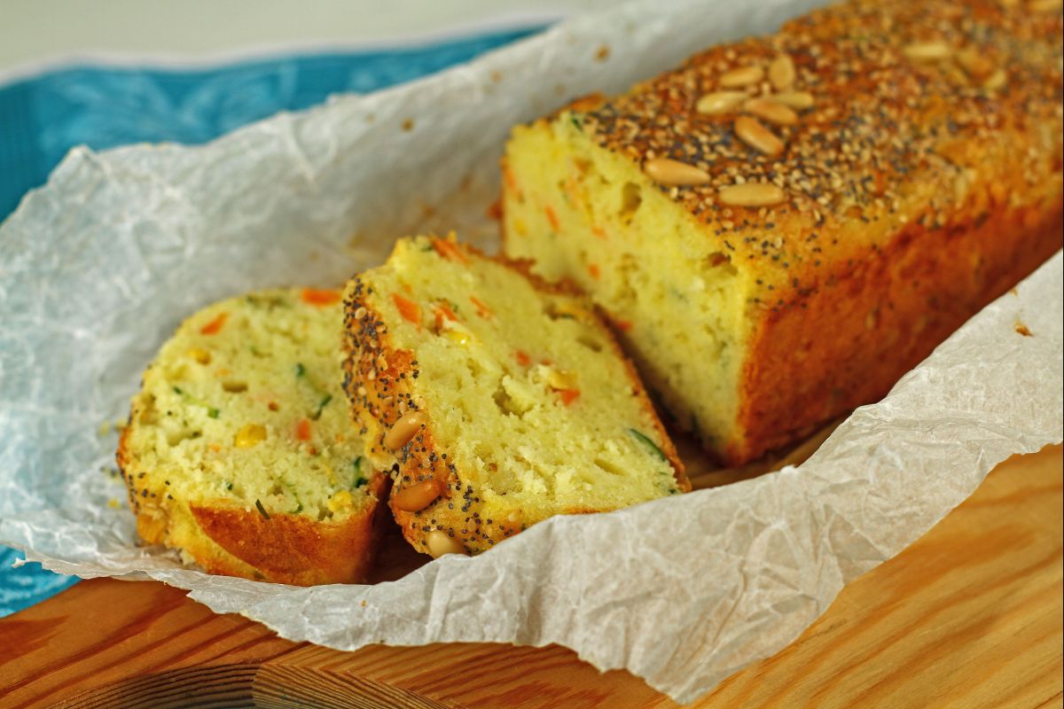 Plumcake with vegetables and Edam