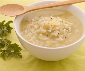 Rice soup with leeks and potatoes