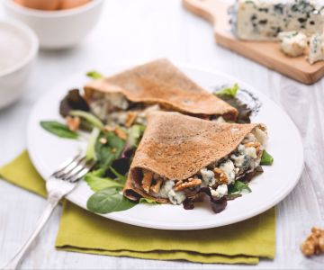 Crepe with Roquefort and walnuts