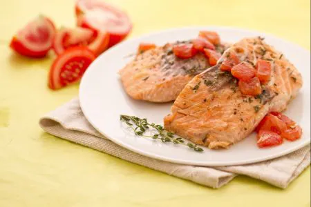 Salmon fillet with tomatoes and thyme