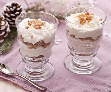 Cups with candied chestnuts and meringues