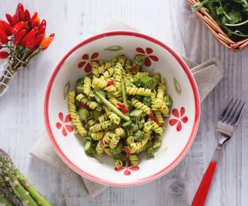 Pasta with arugula pesto and asparagus