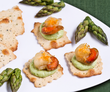 Puff pastries with olives, scallops, and asparagus cream