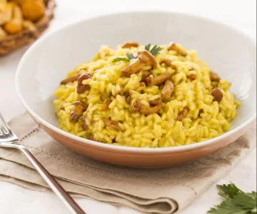 Yellow risotto with chanterelles