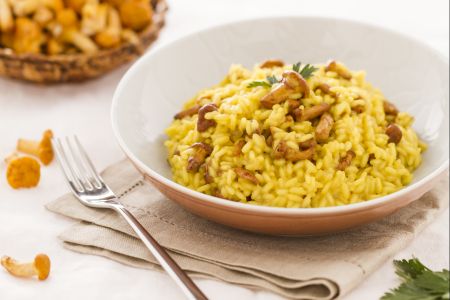 Yellow risotto with chanterelles
