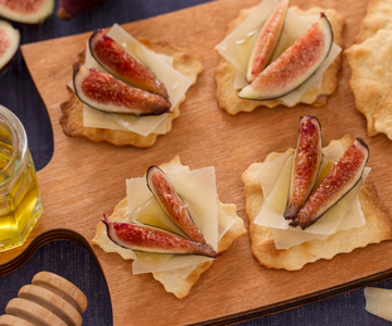 Classic puff pastries with figs, parmesan, and honey