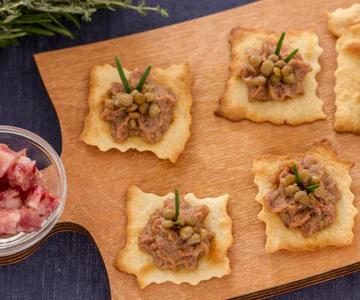 Puff pastries with lentil cream and cotechino