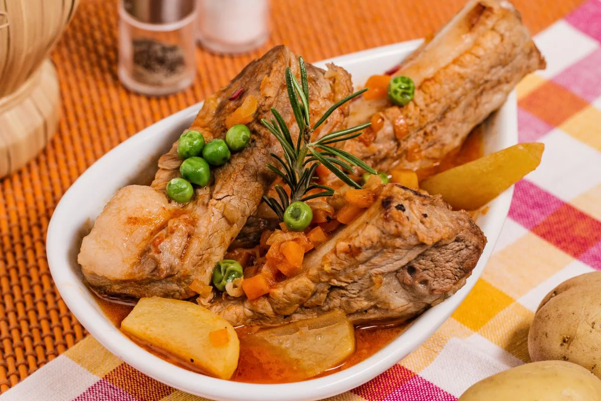 Ribs with peas and potatoes