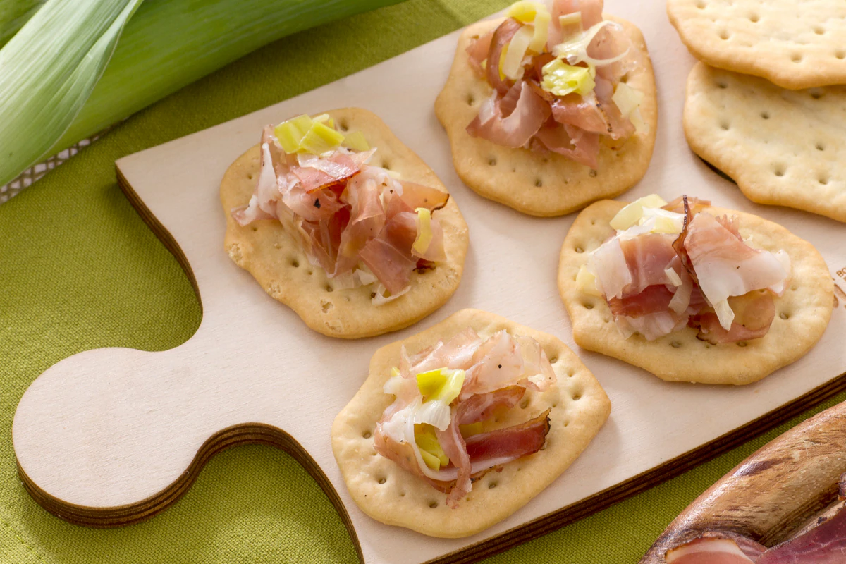 Spianatine with julienne of leek and speck