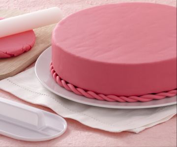 How to cover a cake with fondant