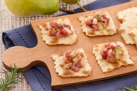 Classic puff pastries with pears and speck