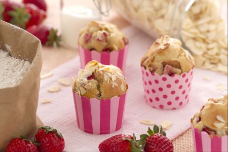 Spelt muffins with strawberries and almonds