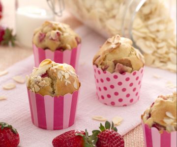 Spelt muffins with strawberries and almonds