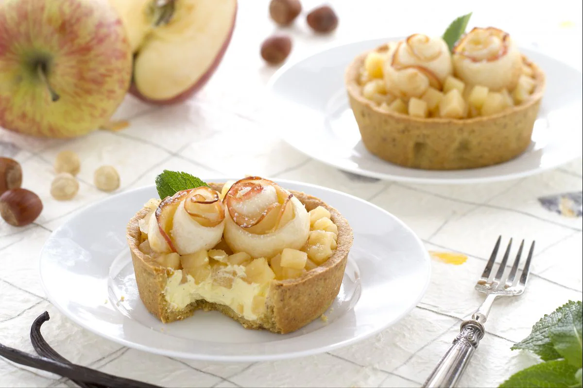 Mini tarts with apple compote