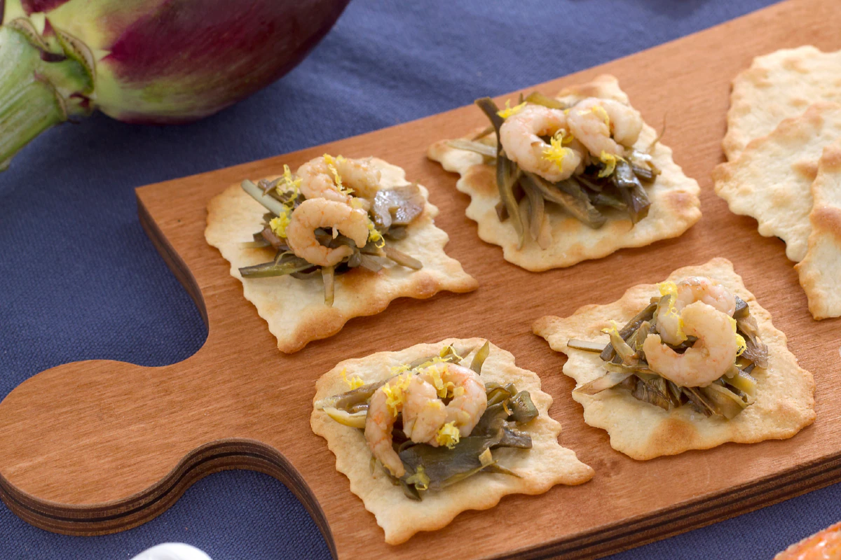 Classic pastry with artichokes and shrimp