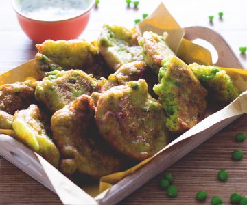 Pea fritters with yogurt sauce