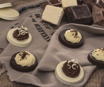 Cupcakes with double chocolate cream