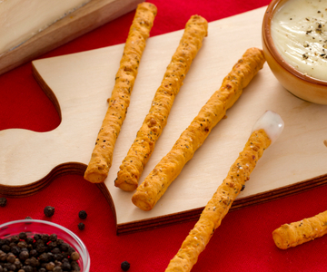 Breadsticks with black pepper fondue