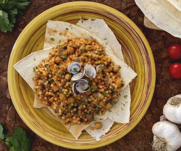 Fregola with clams and chickpeas