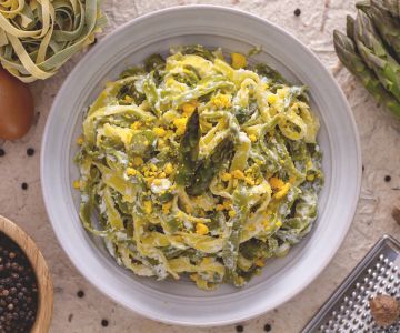 Paglia e fieno with asparagus and eggs