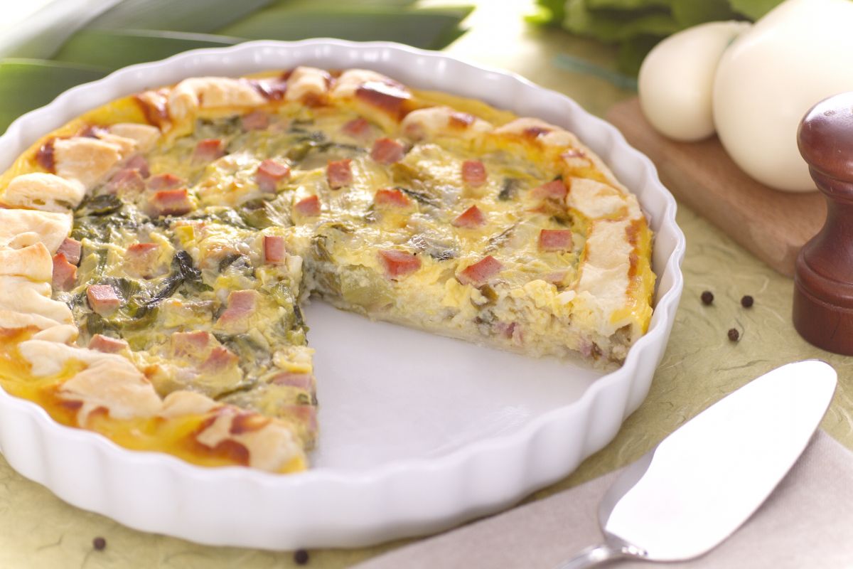 Quiche with escarole and diced ham