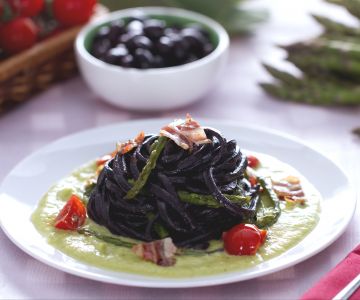 Spaghetti alla chitarra with black olive sauce, asparagus and bacon