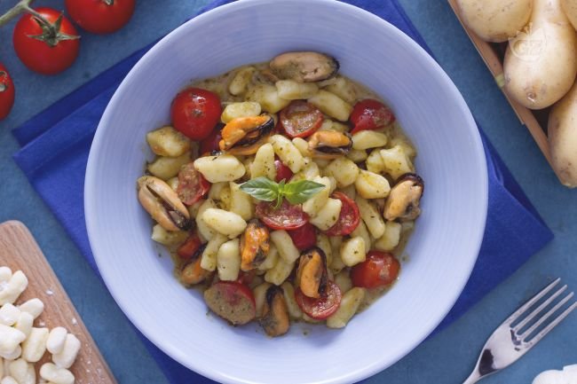 Dumplings with cherry tomatoes, pesto, and mussels - Italian recipes by GialloZafferano