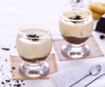 Glass with cornmeal cookies, chocolate cream and passito zabaglione