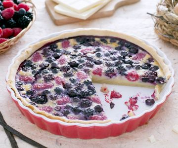 Berry flan with chocolate sauce