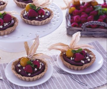 Cocoa tartlets with almonds and chocolate cream