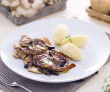 Escalopes with mixed mushrooms and mashed potatoes