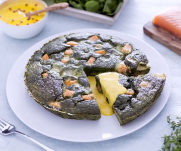 Green omelette with salmon, toma cheese and saffron sauce